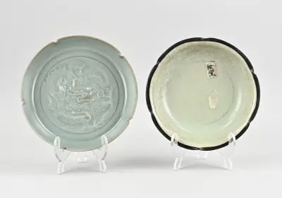 2x Celadon bord Ø 18,8 - 19,4 cm – kavel bij Twents Veilinghuis