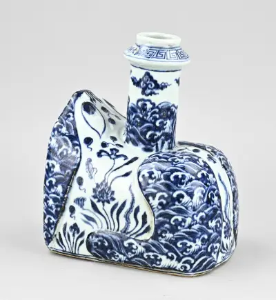 Chinese vaas (schenkkan), H 24,5 cm – kavel bij Twents Veilinghuis