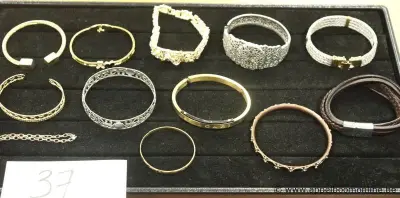 12 diverse armbanden – kavel bij Appelboom