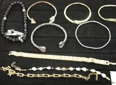 12 diverse armbanden – kavel bij Appelboom