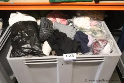 lot 2de hands kledij, zonder de pvc bak – kavel bij Appelboom
