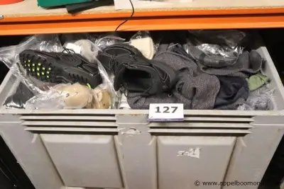 lot 2de hands kledij, zonder de pvc bak – kavel bij Appelboom
