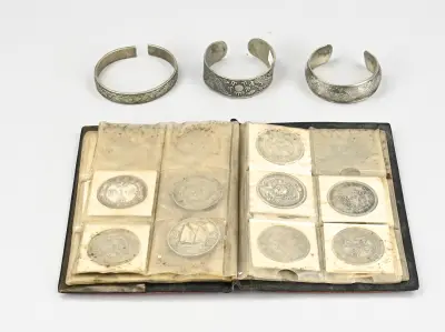 Lot Chin. armbanden + munten album – kavel bij Twents Veilinghuis