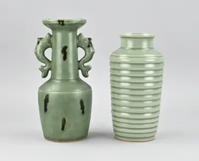 2x Celadon vaas, H 23- 25,8 cm – kavel bij Twents Veilinghuis