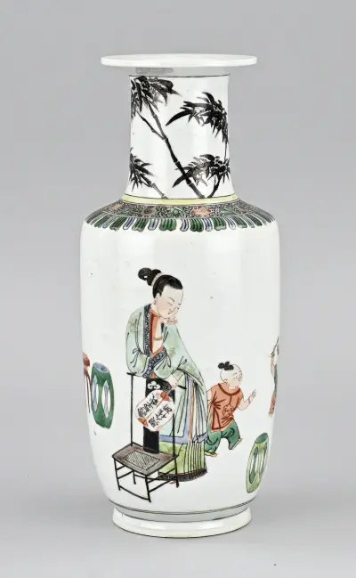 Chinese Verte vaas, H 26 cm – kavel bij Twents Veilinghuis