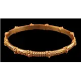 Ronde strakke gouden armband, 20-krt., rijkelijk versierd, diameter 6,3 cm, 18 gram – kavel bij Veilinghuis Derksen