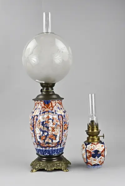 2x Imari petroleumlamp, H 30 - 55 cm – kavel bij Twents Veilinghuis