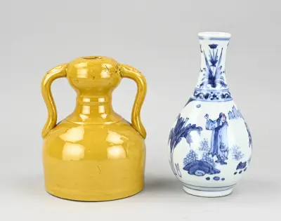 2x Chinese vaas, H 19,5 - 22 cm – kavel bij Twents Veilinghuis