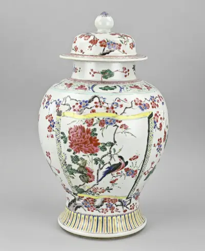 Chinese dekselvaas, H 45 cm – kavel bij Twents Veilinghuis