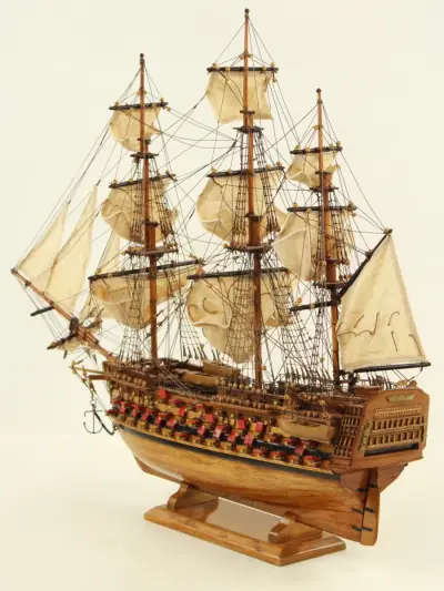 HMS VICTORY 1765 - indrukwekkend handgemaakt houten zeilschip - 75 cm - maritiem verzamelobject – kavel bij De Kringwinkel, Antwerpen