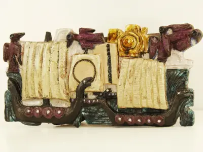 Keramisch wandpaneel met Viking schip motief – kavel bij De Kringwinkel, Antwerpen