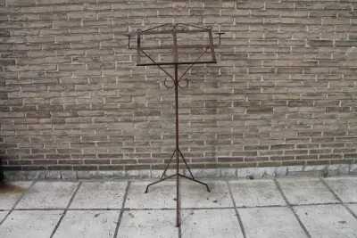 Smeedijzeren muziekstandaard – kavel bij De Kringwinkel, Brecht