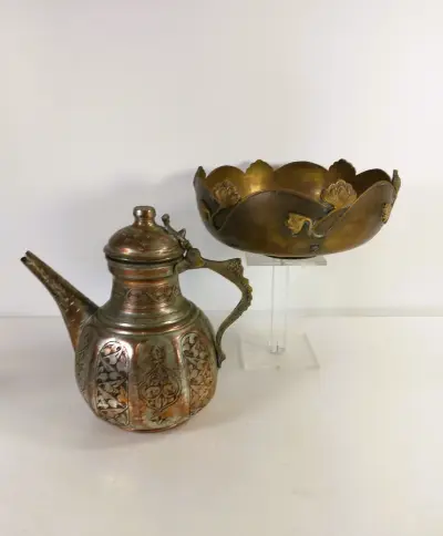 Twee oosterse metalen decoratiestukken: gegraveerde koffiekan en art-nouveau schaal – kavel bij De Kringwinkel, Turnhout