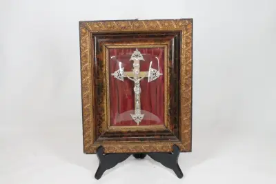 Antiek religieus kruisbeeld achter bol glas – kavel bij De Kringwinkel, Brecht