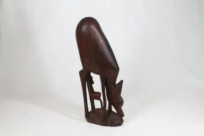 Handgesneden Afrikaans houten beeldje: grazende antilope met jong – kavel bij De Kringwinkel, Brecht