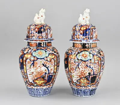 2x Imari dekselvaas, H 34 cm – kavel bij Twents Veilinghuis