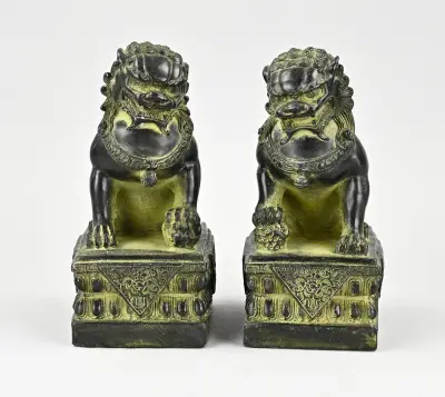 2x Bronzen tempelleeuw – kavel bij Twents Veilinghuis