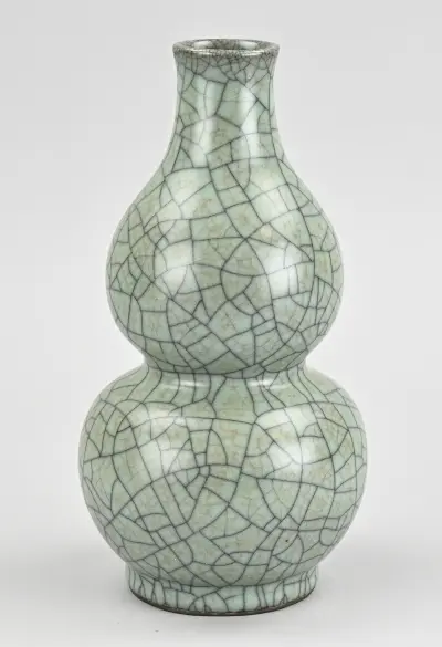 Celadon knobbelvaas, H 23 cm – kavel bij Twents Veilinghuis