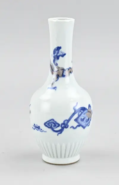 Chinese vaas, H 19 cm – kavel bij Twents Veilinghuis