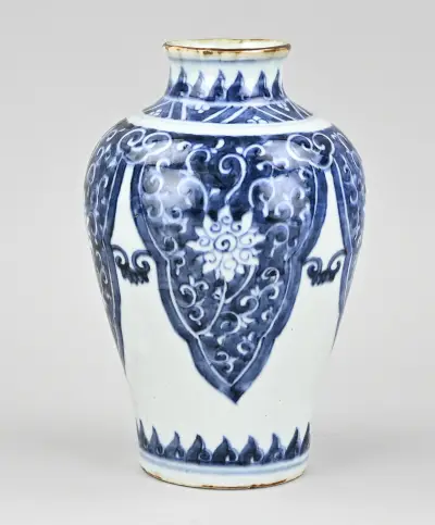 Chinese vaas, H 19,6 cm – kavel bij Twents Veilinghuis