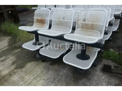 2 metalen steunen met 3 wachtstoelen – kavel bij Auctelia, Merelbeke-Melle