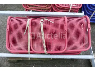 Auctelia: Metalen rekken voor afvalsortering, rekken met wachtplaatsen, metalen stoelen – veiling bij Auctelia