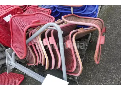 17 metalen zitplaatsen voor wachtplaatsen – kavel bij Auctelia, Merelbeke-Melle