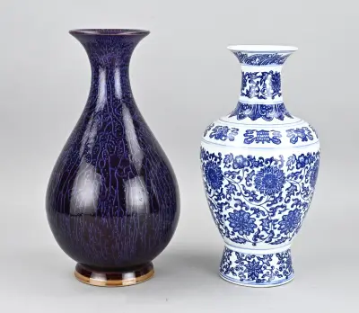 2x Chinese vaas, H 31 - 33 cm – kavel bij Twents Veilinghuis