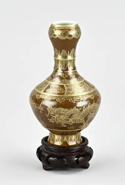 Chinese knobbelvaas op console, H 12 cm – kavel bij Twents Veilinghuis