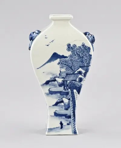 Chinese vaas, H 17,2 cm – kavel bij Twents Veilinghuis