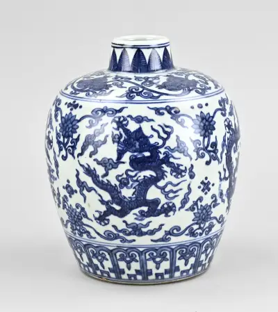 Chinese drakenvaas, H 19,2 cm – kavel bij Twents Veilinghuis