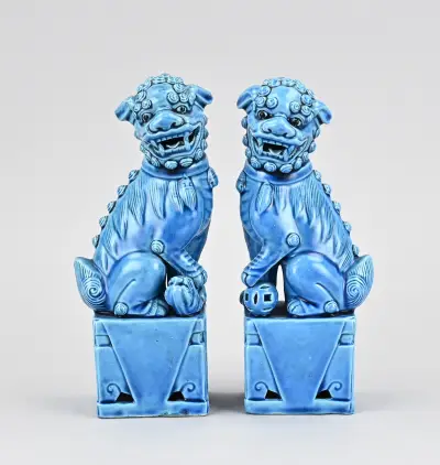 2x Chinese Foo Dog (blauw-glazuur) – kavel bij Twents Veilinghuis
