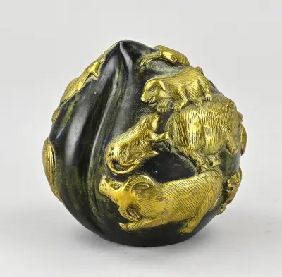 Bronzen perzik met dieren decor – kavel bij Twents Veilinghuis