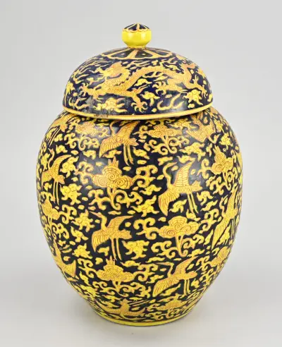 Chinese dekselpot (geel), H 31,5 cm – kavel bij Twents Veilinghuis