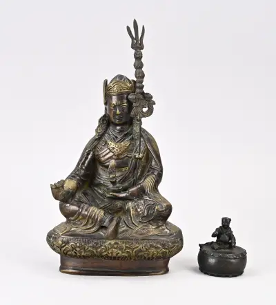 Bronzen boeddha + trommelaar (2x) – kavel bij Twents Veilinghuis