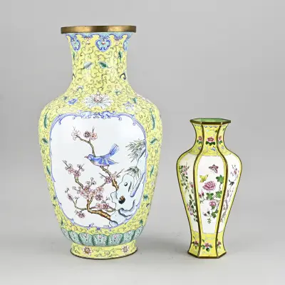 2x Chin.Kantonese emaille vaas, H 23 - 39 cm – kavel bij Twents Veilinghuis