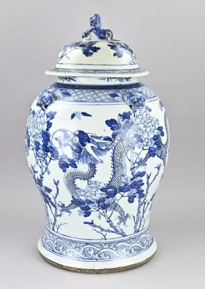 Kapitale Chinese dekselvaas, H 64 cm – kavel bij Twents Veilinghuis