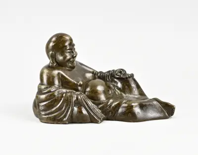 Bronzen boeddha (liggend) – kavel bij Twents Veilinghuis