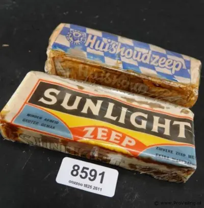 Klassieke huishoudzeep Sunlight Zeep van Lever's Zeep-Maatschappij uit Vlaardingen en een merkloze zeep beide in de originele verpakking van – kavel bij ProVeiling, Wageningen