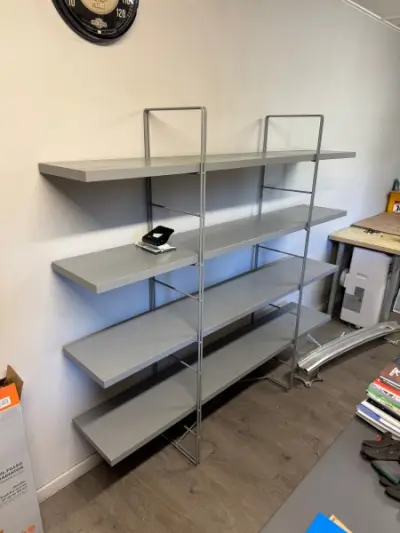 Une étagère grise 4 niveaux – kavel bij Auctionline, Liège