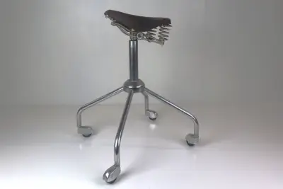 Vintage Industriële Kruk met Brooks Zadel – kavel bij De Kringwinkel, Izegem