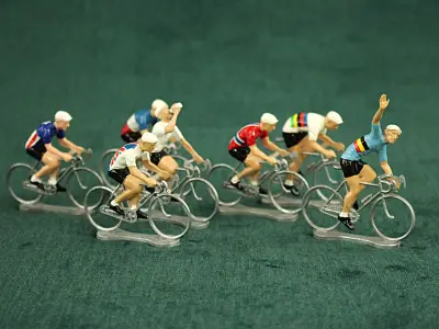 Bernard & Eddy – Little Cyclists World Tour – Lot van 7 miniatuurwielrenners in ovp – kavel bij De Kringwinkel, Antwerpen