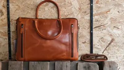 leder tas – kavel bij Auctim, Balen