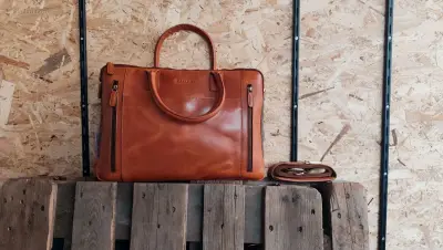 leder tas – kavel bij Auctim, Balen