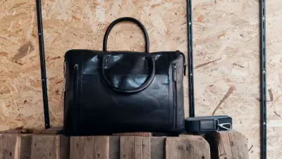 leder tas – kavel bij Auctim, Balen