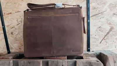 leder tas – kavel bij Auctim, Balen
