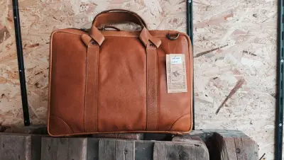 leder tas – kavel bij Auctim, Balen