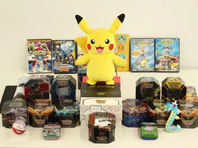 Groot Pokémon verzamel lot – TCG kaarten, tins, Pikachu knuffel, DVD’s, Pokémon GO & accessoires – kavel bij De Kringwinkel, Antwerpen