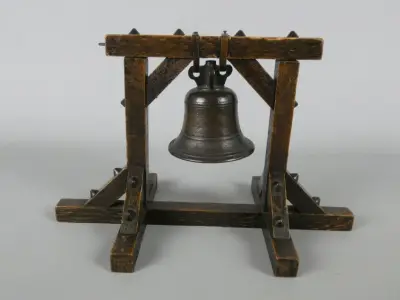 Decoratieve metalen bel met houten standaard – kavel bij De Kringwinkel, Diest