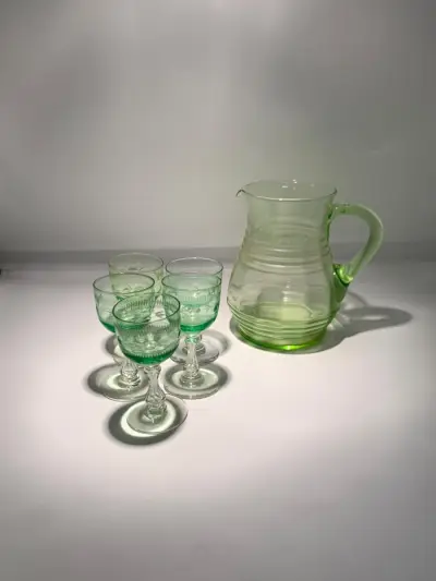 Set 5 uranium glazen en 1 karaf – kavel bij De Kringwinkel, Dendermonde